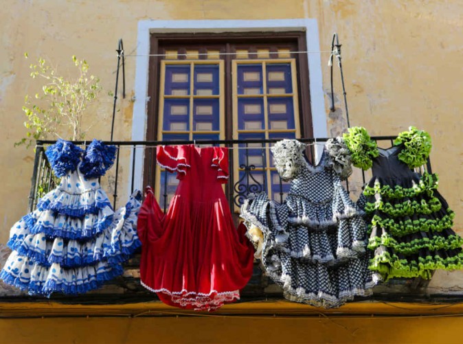 028_Al Andalus - Flamenco-Kleider an einem Balkon in Malaga - jorisvo fotolia - Lernidee Reisen - Schoene Aussichten Touristik